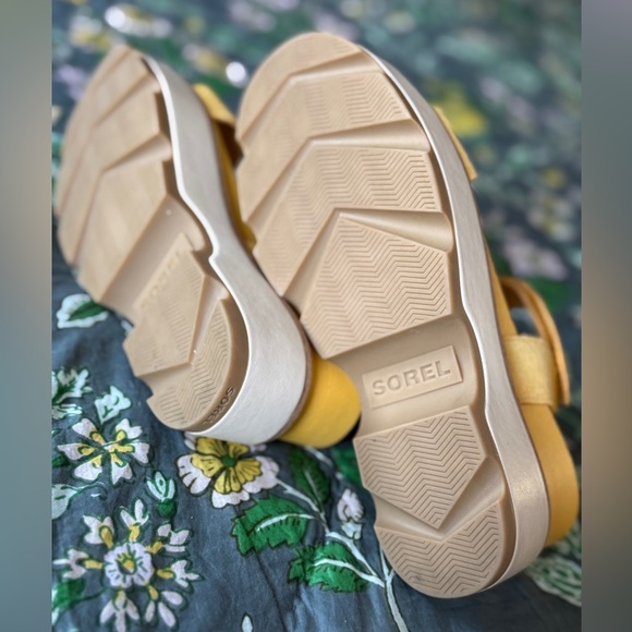 Sorel JOANIE IV Y STRAP WEDGE | Size 7.5 | Yellow Ray, Honey White - Picture 4 of 5